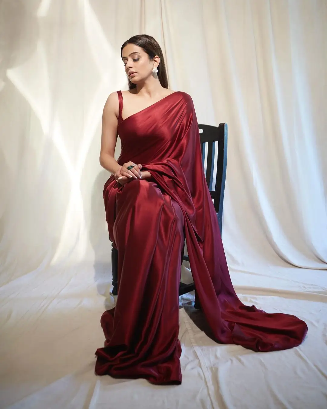 SOUTH INDIAN GIRL PRIYAMANI IN TRADITIONAL MAROON SAREE SLEEVELESS BLOUSE 3